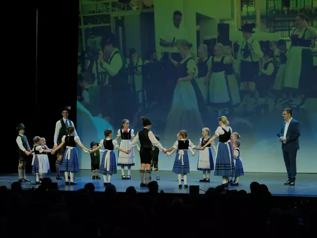 Jugendgruppe des Heimat- und Volkstrachtenvereins Gersthofen e.V. Musikalisch begleitet von Richard Förg, Leitung Katharina Pfiffner. | Foto: Stadt Gersthofen (Stefan Krug)