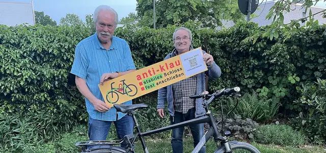 "anti-klau": So heißt die Kampagne des ADFC Langenhagen. Sie appelliert an die Radfahrenden, zum Schutz ihrer Räder vor Diebstahl zwei wesentliche Schritte mitzugehen. Im Bilde (v.l.): Reinhard Spörer und Reinhard Wolf, beide ADFC-TourGuides. | Foto: ADFC Langenhagen