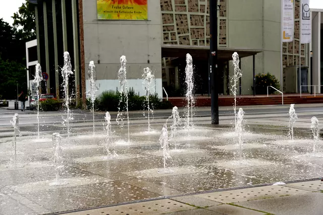 Monatsanfang mit Wasserspiel am Erwin-Piscator-Haus in Marburg.