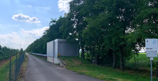 GEO 600 - Gravitationswellenforschung in Ruthe. 
Die suchen die schwarzen Löcher;-))