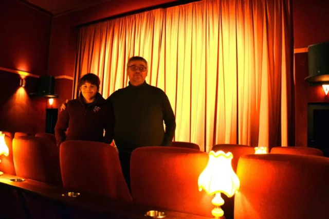 Nadja und Georg Albrecht freuen sich über die Renovierung des Offinger Kinos | Foto: Familie Albrecht