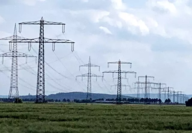 Stromtrasse mit Blick auf die Marienburg