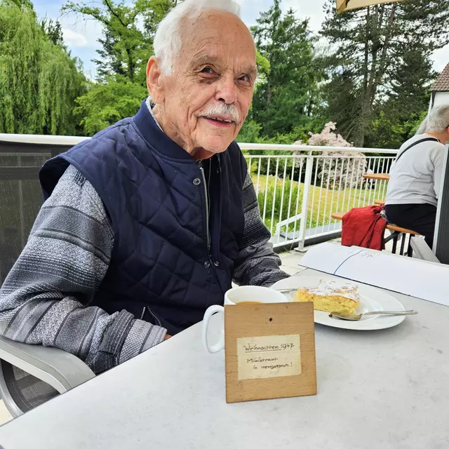 Herr Georg Schlederer mit dem Holztäfelchen | Foto: Pater Winkens