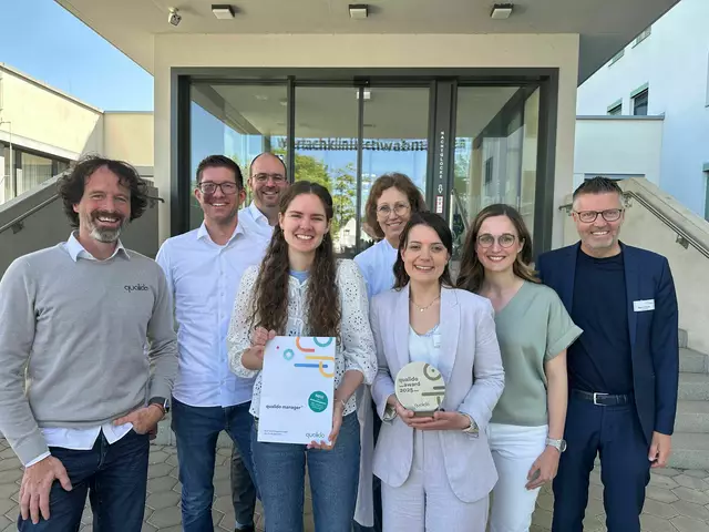 Die Wertachkliniken sind für ihre guten Ideen bei der Digitalisierung ihrer internen Prozesse mit dem qualido-Award ausgezeichnet worden. Bei der Verleihung des Preises mit dabei waren v.l.n.r.: Thomas Lachauer (Geschäftsführer qualido GmbH), Manuel Rumpf (Kundenbetreuung und qualido GmbH), Daniel Hierl (Pflegedienstleiter), Stefanie Heindl (Qualitätsmanagement), Dr. Marleen Pfeiffer (Ärztliche Direktorin), Evelyn Seitz (Leitung Unternehmens- und Organisationsentwicklung), Jeanette Lohrey (Fort- und Weiterbildungsbeauftragte) und Martin Gösele (Klinikvorstand) | Foto: Diana Podehl