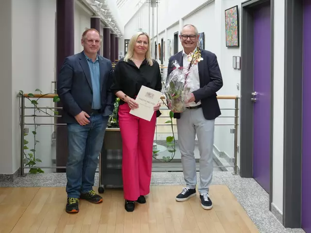 Eva-Maria Albers-Malo ist Standesbeamtin bei der Stadt Gersthofen und erhielt von Michael Wörle, Erster Bürgermeister (rechts), und Manfred Eding, Fachbereichsleiter (links), zu ihrem 25-jährigen Dienstjubiläum die Ehrenurkunde des Freistaates Bayern überreicht. | Foto: Stadt Gersthofen (Kai Schwarz)