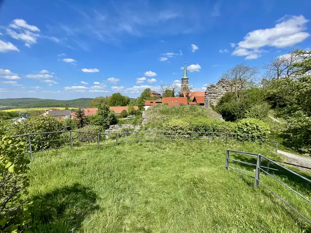 Besondere Lage und tolle Aussicht: Die sanfte Hügellandschaft der Haßberge ist geprägt von malerischen Dörfern und historisch interessanten Städtchen.  | Foto: Daniel Basler