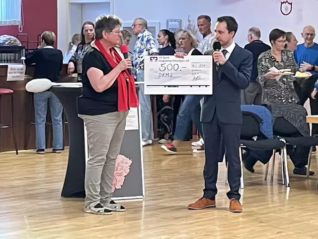 Sportwart Christian Adler überreichte symbolisch einen Scheck über das Spendenergebnis der Veranstaltung