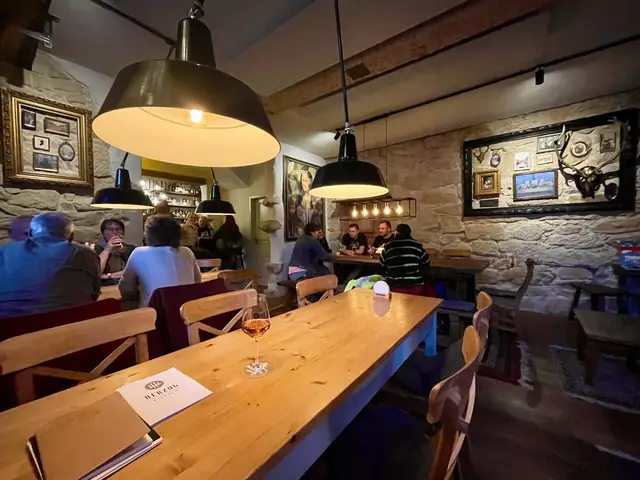 Wo einst Gefangene darben mussten, fühlen sich nun die Besucher gut verköstigt. Das einstige Gefängnis in Ebern hat sich zum schmucken Lokal „Herzog Bier &amp; Wein“ mit gemütlichem Biergarten gemausert. | Foto: Daniel Basler