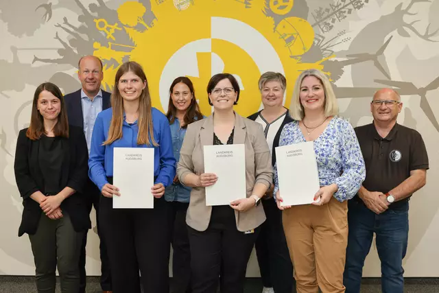 Geschäftsbereichsleiterin Service – Zukunft – Klimaschutz Melanie Fichtl, Landrat Martin Sailer, Larissa Kwasnitschka, Fachbereichsleiterin Personalentwicklung Kerstin Zoch, Stefanie Quiring, Werkleiterin Abfallwirtschaftsbetrieb Daniela Bravi, Tanja Karaman, Personalratsmitglied Herbert Schweinberger. | Foto: Julia Pietsch