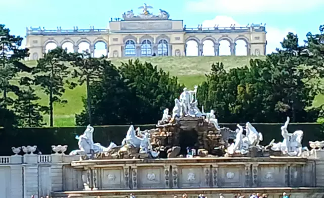 Bereichert wird der Schlossgarten durch mehrere steinerne Brunnenanlagen | Foto: Peter Heider