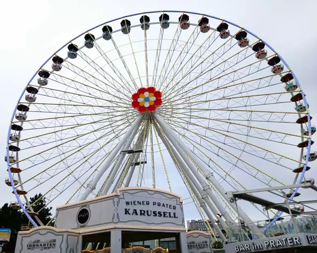 Ein Wahrzeichen der Stadt Wien ist auch das 65 Meter hohe Karussell im Vergnügungspark Prater. | Foto: Peter Heider