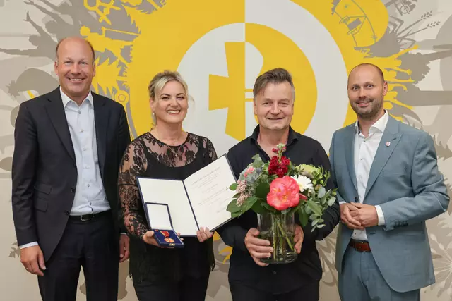 Landrat Martin Sailer hat Sandra Schneider mit der Verdienstmedaille des Verdienstordens der Bundesrepublik Deutschland für ihre aufopferungsvolle Pflege ihrer schwerbehinderten Tochter ausgezeichnet. (von links: Landrat Martin Sailer, Sandra Schneider, Jürgen Schneider, Andreas Weißenbrunner, Erster Bürgermeister Kutzenhausen) | Foto: Julia Pietsch