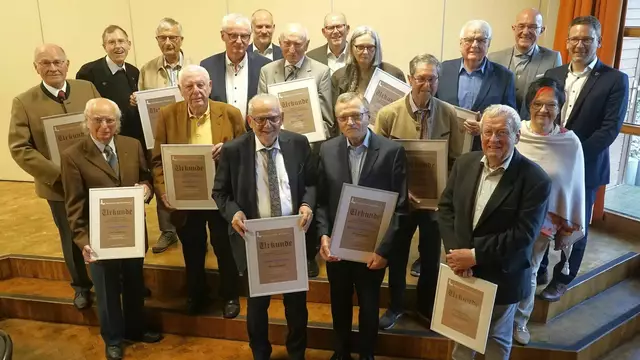 Vorne von links: Hermann Plöckl, Bürgermeister Klaus Habermann, Michael Schmidberger, Franz Friedl. Mittlere Reihe von links: Gottfried Hecht, Helmut Grimm, Anton Mayr, Horst Lechner, Dritte Bürgermeisterin Brigitte Neumaier. Oben von links: Stadtpfarrer Herbert Gugler, Fritz Wolf, Vorsitzender Wolfgang Brandner, Bezirksheimatpfleger Christoph Lang, Ehrenvorsitzender Wilhelm Liebhart, Elfriede Grabbert, Hermann Winkler, Landrat Dr. Klaus Metzger, Zweiter Bürgermeister Josef Dußmann. 
 | Foto: Erich Echter