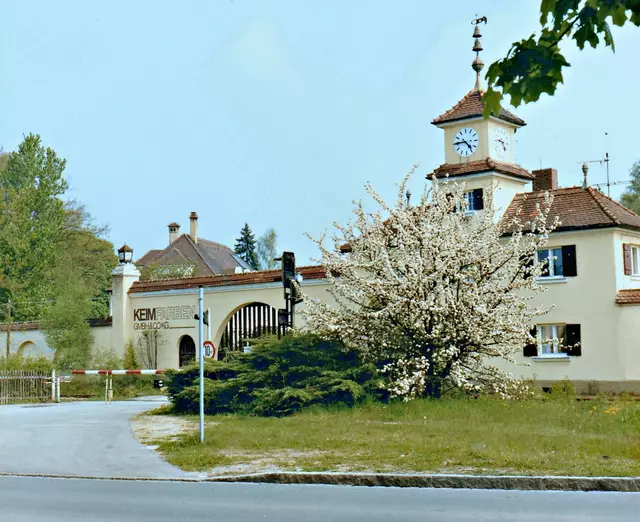 Hier sieht man noch die Bahnschranke an der Zufahrt zum heutigen Seniorenzentrum am Schmutterpark