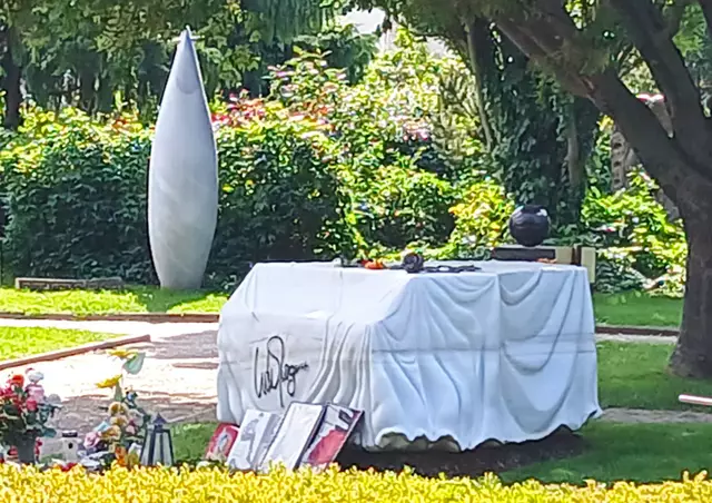 Ein Flügel aus Stein ziert das Grab von Weltstar Udo Jürgens auf dem Zentralfriedhof | Foto: Peter Heider