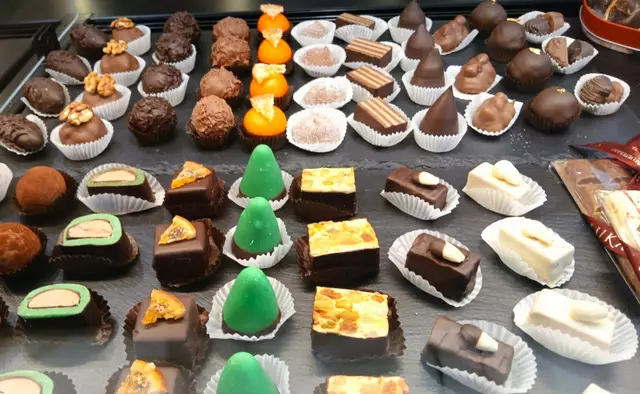 Im weltbekannten Cafe Sacher gibt es süße Köstlichkeiten in allen Variationen für jeden Geschmack. | Foto: Peter Heider