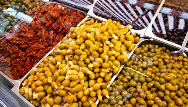 Auf dem Naschmarkt kann man sich  an zahlreichen Ständen Gewürze aus der ganzen Welt eindecken. | Foto: Peter Heider