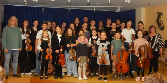 Zum Abschluss des Klassenvorspiels stellten sich die Künstler mit ihren Lehrern Hartmut Hüttner (links) und Krystyna Hüttner (rechts) unter dem Beifall des Publikums zum Erinnerungsfoto.