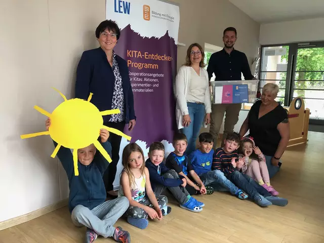 Foto: Bürgermeisterin Christine Gumpp (links), Leiterin Daniela Leser und Erzieherin Leila Lux (knieend) freuen sich mit den Kindern über die Entdeckerbox "Sonne", überreicht von Jochen Manzenrieder (LEW):