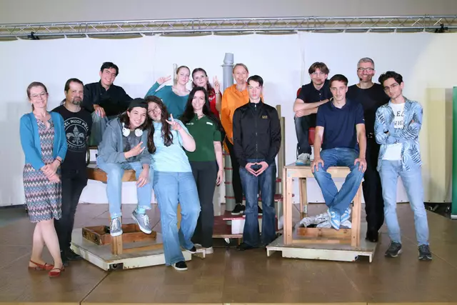 Das Theaterstück „Icebreaker“ zum Thema Depression wurde von Schülerinnen und Schülern der Heinrich-von-Buz-Realschule vorgetragen.  | Foto: Stephanie Mayrle – AOK Bayern