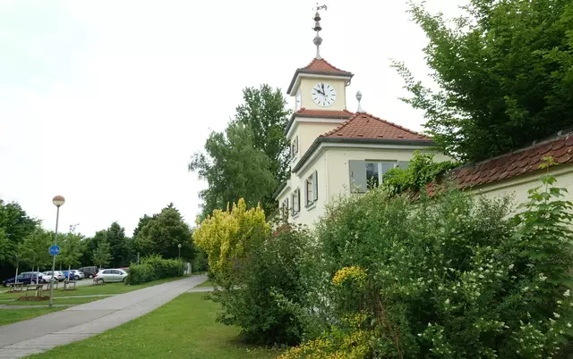 Das ehemalige "Bahngelände" heute: statt auf Schienen bewegt man sich auf dem Weldenradweg. Dort wo links die Fahrzeuge parken stand früher der Bahnhof des Haltepunkts Lohwald.