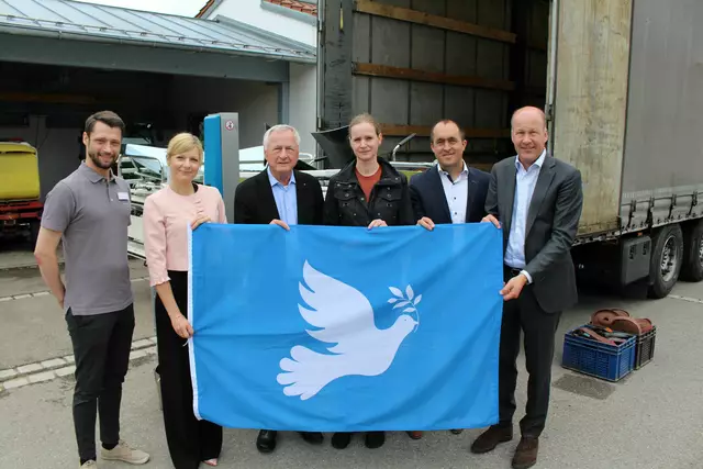 Fabian Malz (Umweltmanagementbeauftragter Region Mitte der Bezirkskliniken Schwaben), Sonja Treffler (Krankenhausreferentin Bezirk Schwaben), Jürgen Reichert (Alt-Bezirkstagspräsident und Vereinsvorsitzender des Hilfswerks Schwaben-Bukowina e.V.), Dr. Katharina Haberkorn (Europabüro des Bezirks Schwaben und Beauftragte für Partnerschaften mit der Bukowina), Stefan Brunhuber (Vorstandsvorsitzender Bezirkskliniken Schwaben) und Martin Sailer (Bezirkstagspräsident und Verwaltungsratsvorsitzender der Bezirkskliniken). | Foto: Georg Schalk