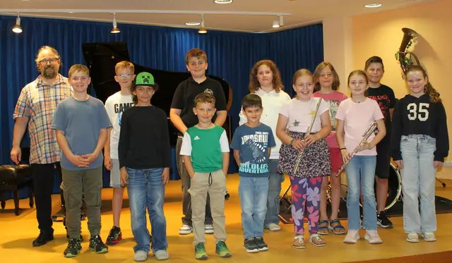 Zum Abschluss des tollen Konzertabends gab es unter dem Applaus des Publikums noch ein Erinnerungsfoto mit den jungen Künstlern und Musiklehrer Manuel Schnell (links).