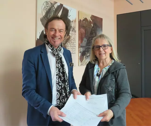 Angelika Görgens (re.) mit Bürgermeister Bernhard Uhl bei der Übergabe der Unterschriftsliste zum Erhalt von REWE in Zusmarshausen. | Foto: Markt Zusmarshausen, Beate Wagner