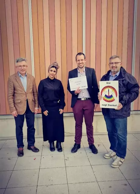 Mit Herz für die Gemeinschaft: Integrationsbeirat spendet 750 Euro an die Caritas Dillingen – Von links nach rechts: 1. Vorstand des Caritasverbandes Ste-phan Wolk, 1. Vorsitzende des Integrationsbeirates Dillingen a.d.Donau Khadija Alkhatib, Geschäftsführer der Caritas Dil-lingen Alexander Böse und Koordinator der Tafel Dillingen Alois Kleebauer bei der Spendenübergabe des Integrationsbeirates an die Dillinger Tafel | Foto: Khadija Alkhatib