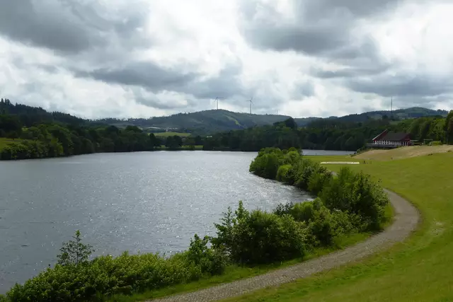 Blick vom Norden über den Perfstausee zum Windpark Breidenbach.