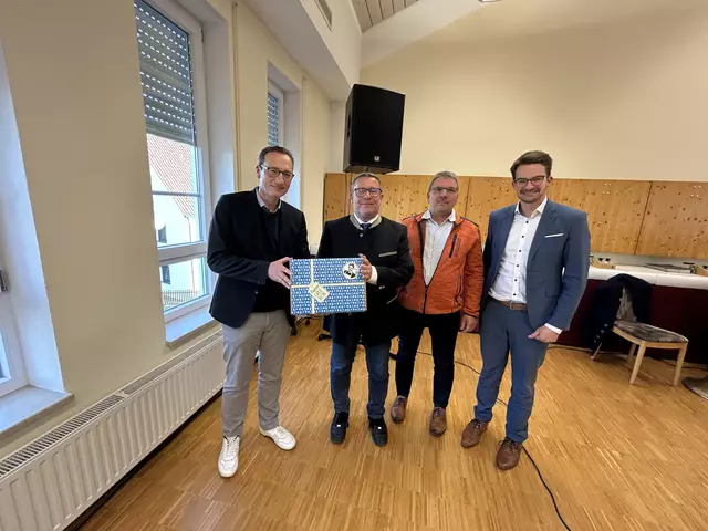 In Reistingen wurde der Geburtstag des Grundgesetzes gefeiert (im Bild von links): Reinhard Kienmoser, Prof. Dr. Klaus Wolf, Bürgermeister Thomas Baumann und MdL Manuel Knoll | Foto: Kristina Reicherzer