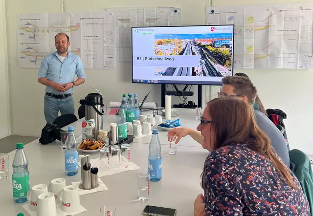 Bildpräsentation im Baustellen-Containerdorf