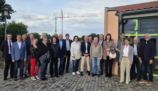 Ein Beispiel für gelingende Inklusion und Zusammenarbeit von Schularten sowie Kommune und Landkreis – die CSU-Kreistagsfraktion besuchte die Grundschule Ustersbach und die dortige Außenstelle der Helen-Keller-Schule. Dort entstehen zeitnah für rund 1,5 Millionen Euro neue Klassenräume in Modulbauweise. 