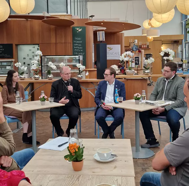 Beim Biergartentespräch im Gartencafé in Dillingen (Im Bild von links): Anna Hornung, Weihbischof Florian Wörner, BJR-Präsident Philipp Seitz und Johannes Lohner. | Foto: Fabian Braun