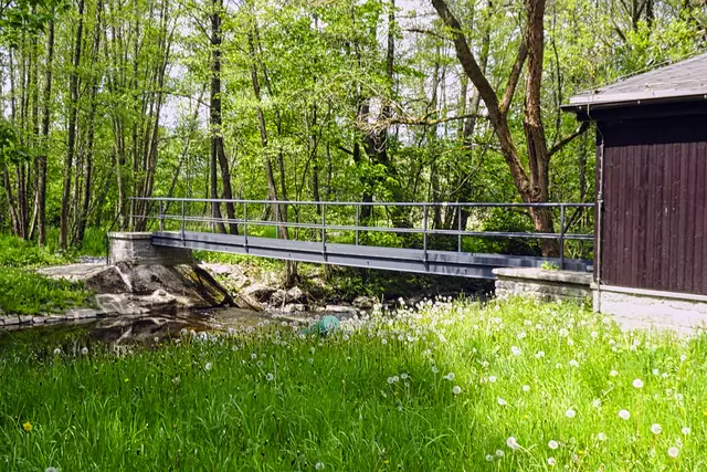 Pegelhaus mit Brücke an der Warmen Bode