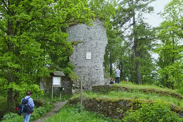 Burgruine Königsburg mit Wallgraben, Info Tafel und Stempelkasten