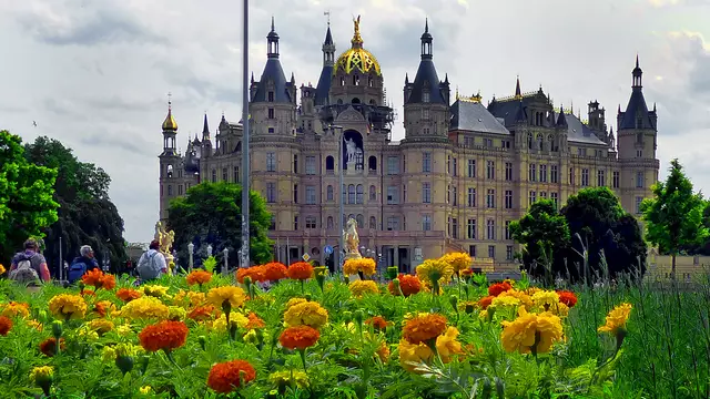 Zentraler Anziehungspunkt ist in Schwerin der Platz „Alter Garten“ in der Nähe der Schlossinsel. Er zählt zu den schönsten Bereichen der Welterbestadt. Foto: Helmut Kuzina