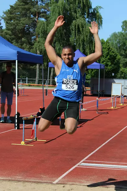 Eduardo Medrano beim Weitsprung der Männer