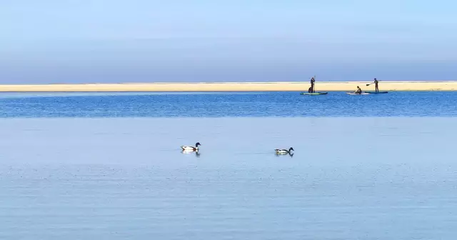 Eine Surfschule nutzt das flache Gewässer für Übungen. | Foto: Shima Mahi