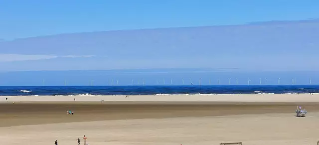 Am Horizont ist bei klarer Sicht der Offshore-Windpark zu sehen. | Foto: Shima Mahi