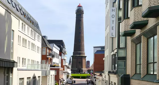 Der neue Leuchtturm ist zentral gelegen. Rechts im Hintergrund ist der alte eckige Leuchtturm zu sehen. | Foto: Shima Mahi