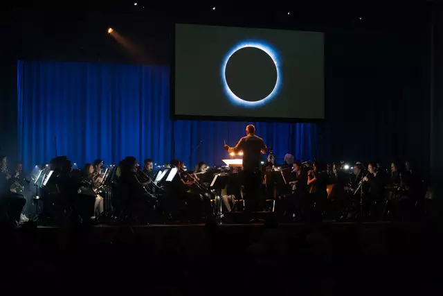 Das Sinfonische Blasorchester spielt bei totaler Sonnenfinsternis. | Foto: Matthias Metzger