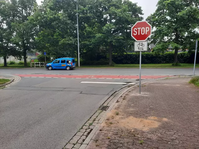 Soooo lange dauert Schutz gegen 🚲-Unfälle!
Das "gewaltige" Ergebnis von ACHT Jahren Beschäftigung vieler, vieler  Stellen:
■ STOP-Schild statt Vorfahrtsschild (Bild 2)
■ Schild 3 m vorversetzt
■ Weiße STOP-Linie auf Fahrbahn
Reicht's? 
Nö, DIESE "Maßnähmchen" sind zu wenig, es wird dort weiter Verletzte geben: Vermeidbar, geht wenn ... .... Bild vom 10. Juni 2025. | Foto: R.S.
