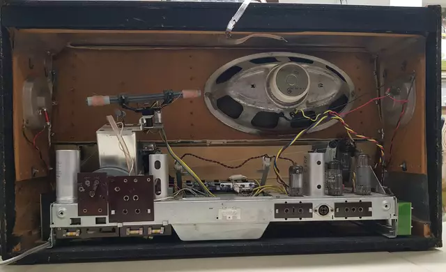Das Innenleben eines Siemens Radios.