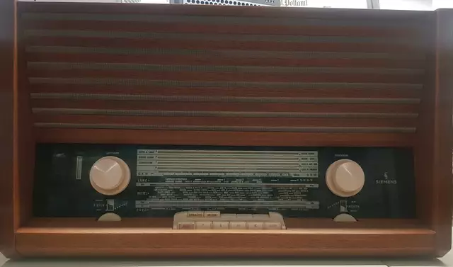 Tolle Technik ist in dem Siemens-Super (Modellsuper) F7 aus dem Baujahr 1957/68 verbaut. Hersteller war Siemens (&amp; Halske, -Schuckert Werke SSW, Electrogeräte); Berlin, München. Der Kaufpreis betrug etwa 385 DM.

