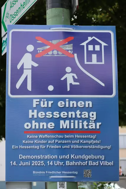 In Friedberg wird für eine Demo am Hessentag geworben.