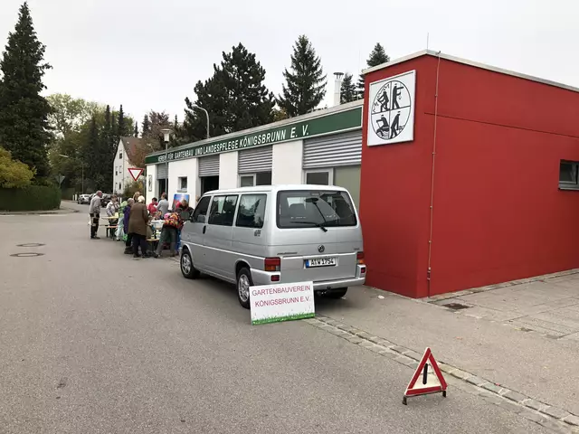 Beim alten Vereinsheim gab es keinen Garten. Vereinstätgkeiten mussen auf der Straße durchgeführt werden. 
