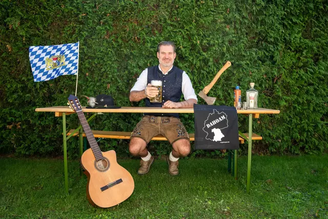 Der Musikkabarettist Vogelmayer bereitet sich auf seinen Auftritt bei der 150-Jahr-Feier der FFW Schmiechen vor. | Foto: Bernd Schaffrath