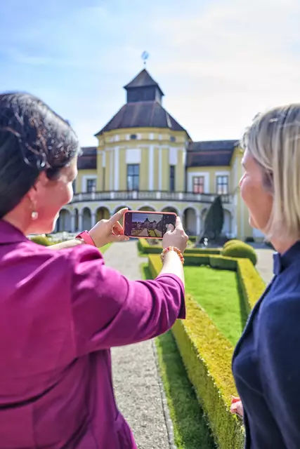 Zwei Besucherinnen vor dem Deutschen Medizinhistorischen Museum Ingolstadt. | Foto: Landesstelle für die nichtstaatlichen Museen in Bayern – Florian Trykowski