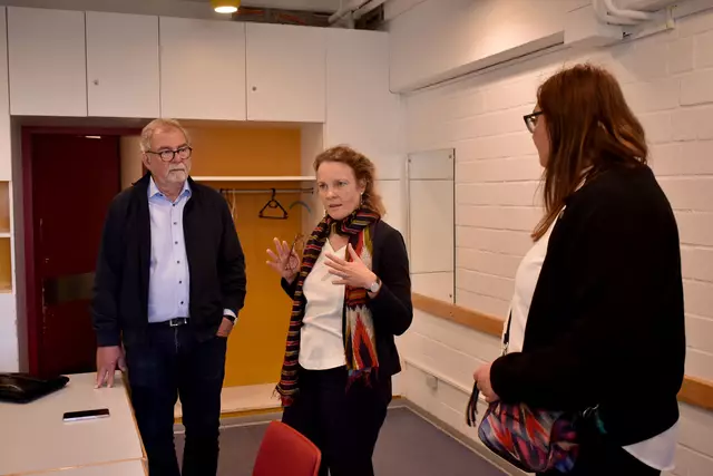 Kulturdezernentin Eva Bender (Bildmitte) informierte sich über das Freizeitheim Döhren.
